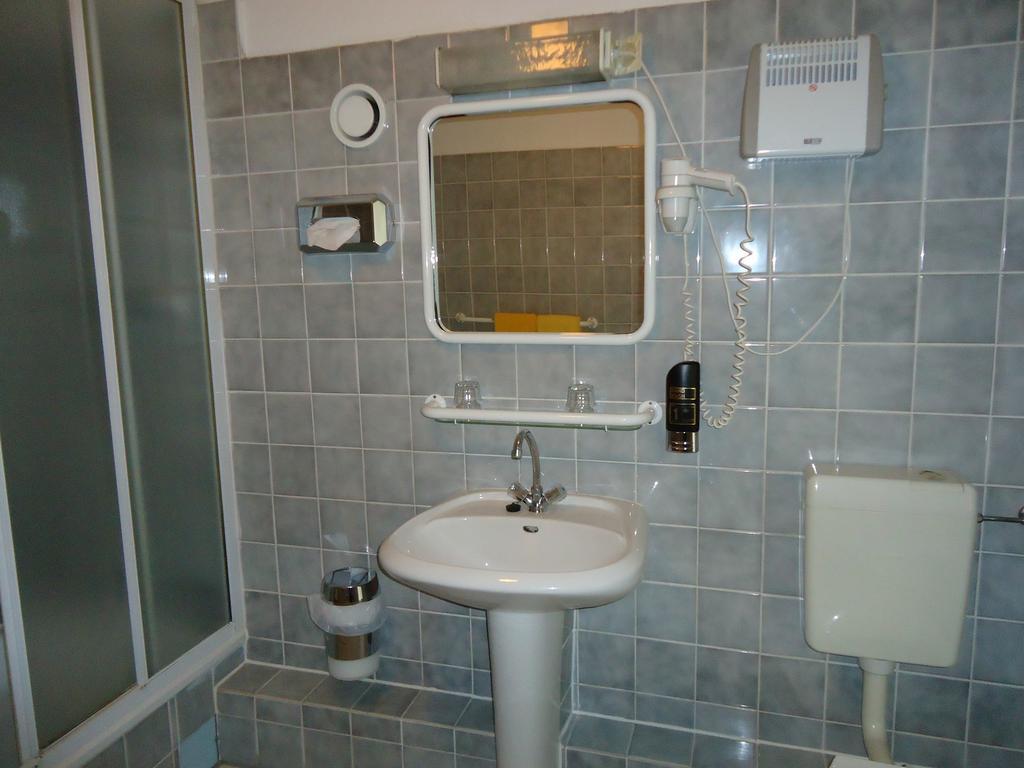 Hotel Kubrat Am Checkpoint Charlie Берлин Номер фото