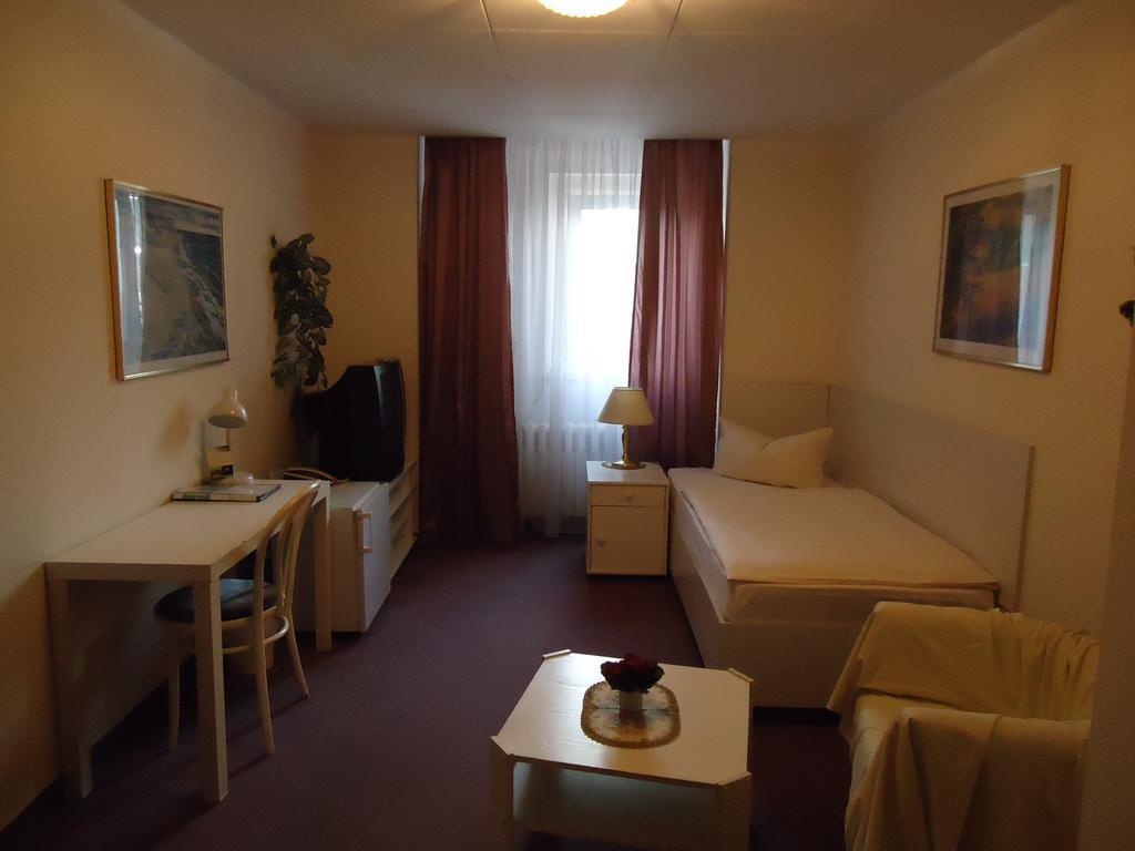 Hotel Kubrat Am Checkpoint Charlie Берлин Номер фото
